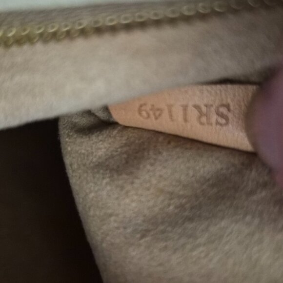 Brand New Never Used! Louis Vuitton On my Side MM - Picture 9 of 10